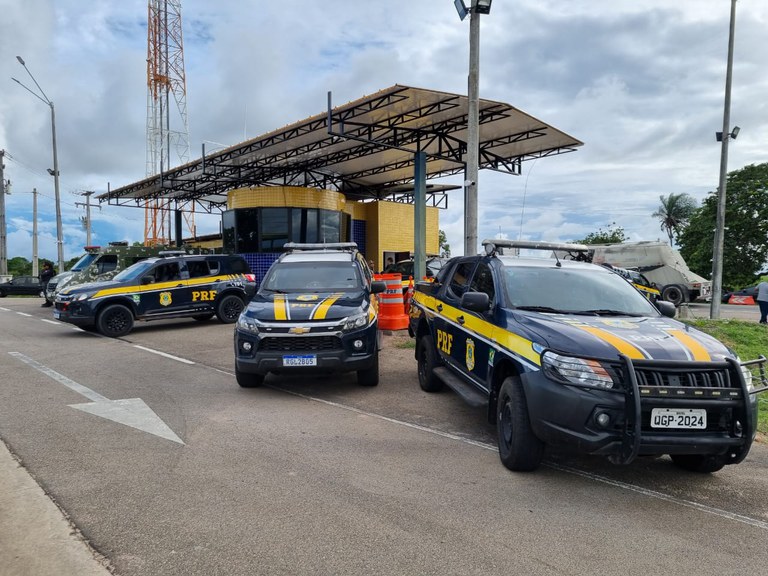 Três paraguaios são presos pela PRF em carreta com carga de dinamite e cocaína