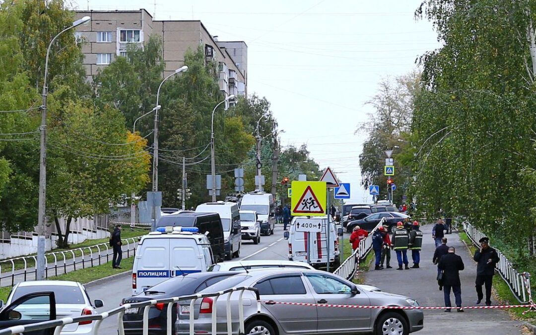 Atirador vestindo suástica mata 15 pessoas na Rússia