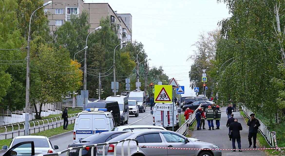 Atirador vestindo suástica mata 15 pessoas na Rússia