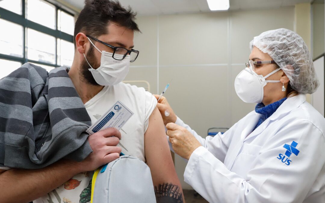 Porto Alegre amplia para 30 anos ou mais acesso à quarta dose da vacina