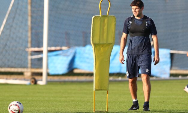 Kannemann treina com bola e avança em sua recuperação