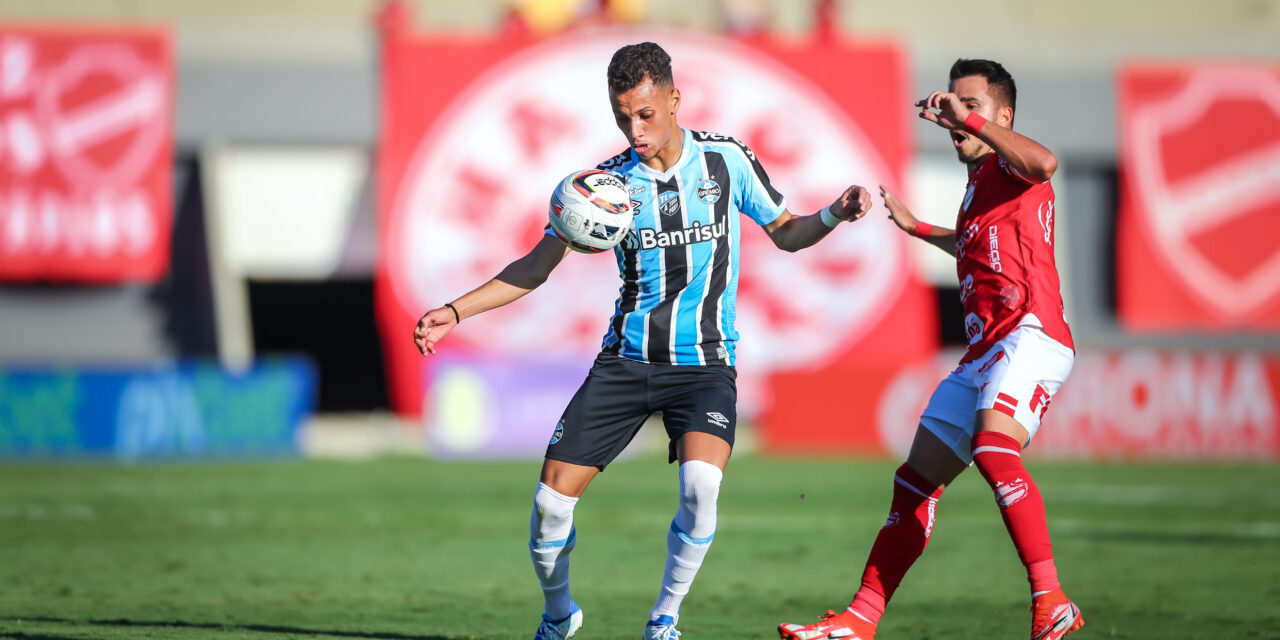 Grêmio encara o Vila Nova com mudanças, mas ainda sem Renato no comando