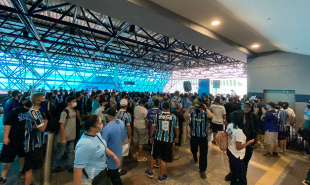Torcida do Grêmio se mobiliza para receber Renato no aeroporto; Treinador desembarca no início da tarde