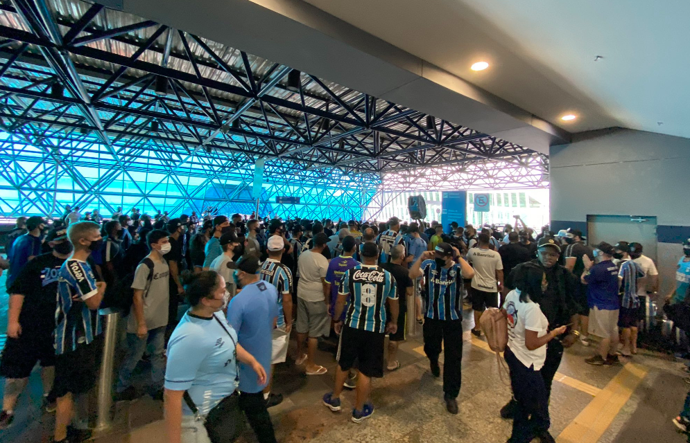 Torcida do Grêmio se mobiliza para receber Renato no aeroporto; Treinador desembarca no início da tarde
