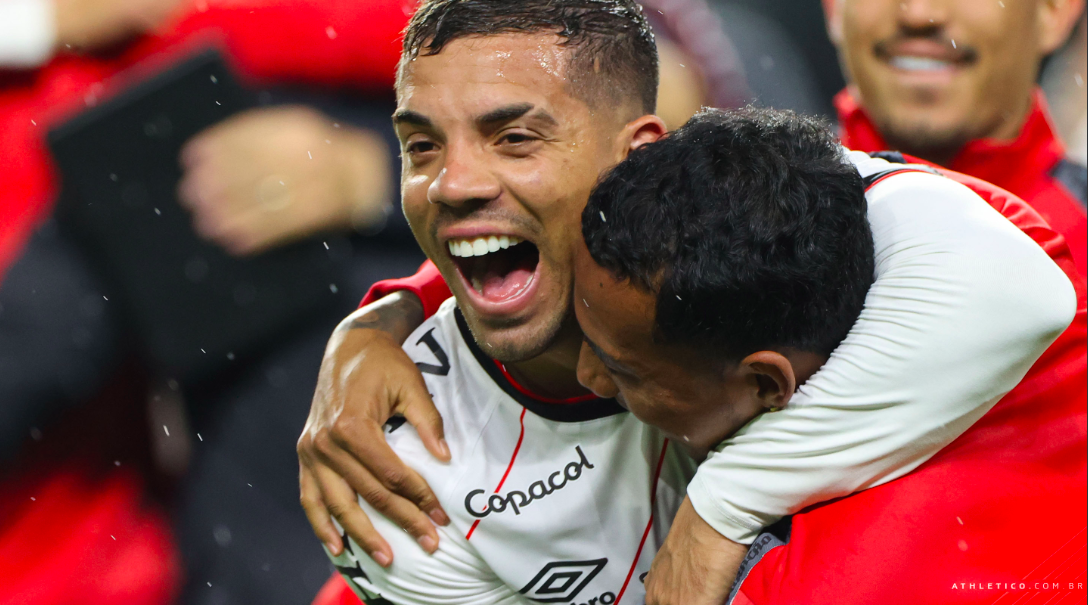 Felipão leva Athletico-PR para a final da Libertadores após 17 anos