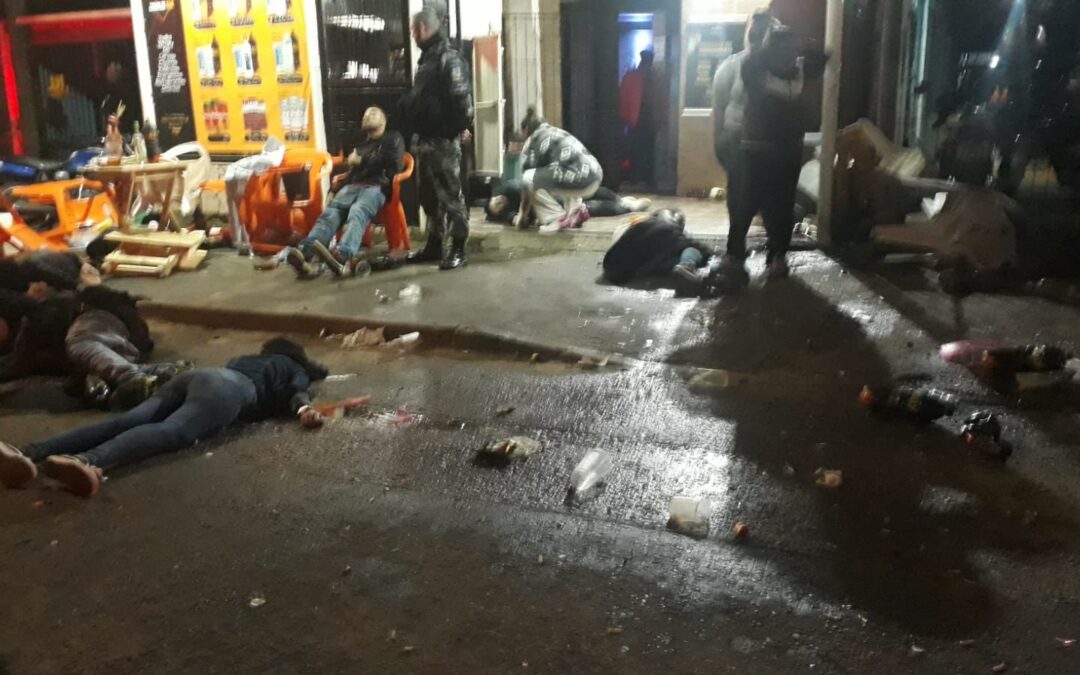 Atentado deixa 2 pessoas mortas e 23 feridas na Capital