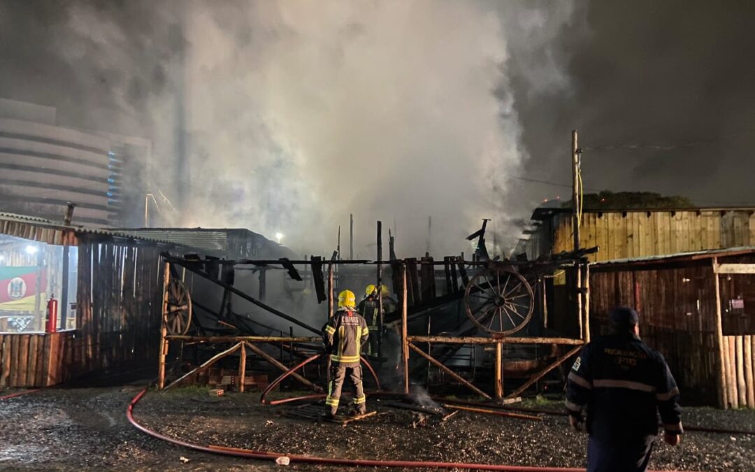 Incêndio destrói dois piquetes no acampamento farroupilha