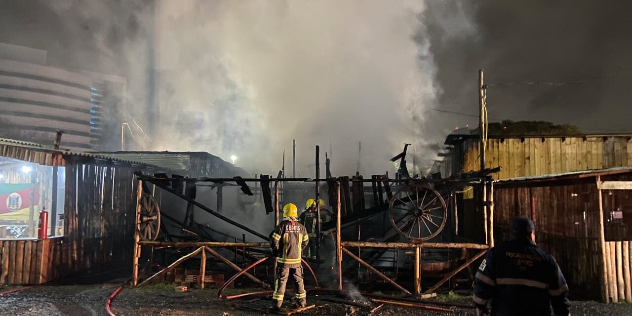 Incêndio destrói dois piquetes no acampamento farroupilha