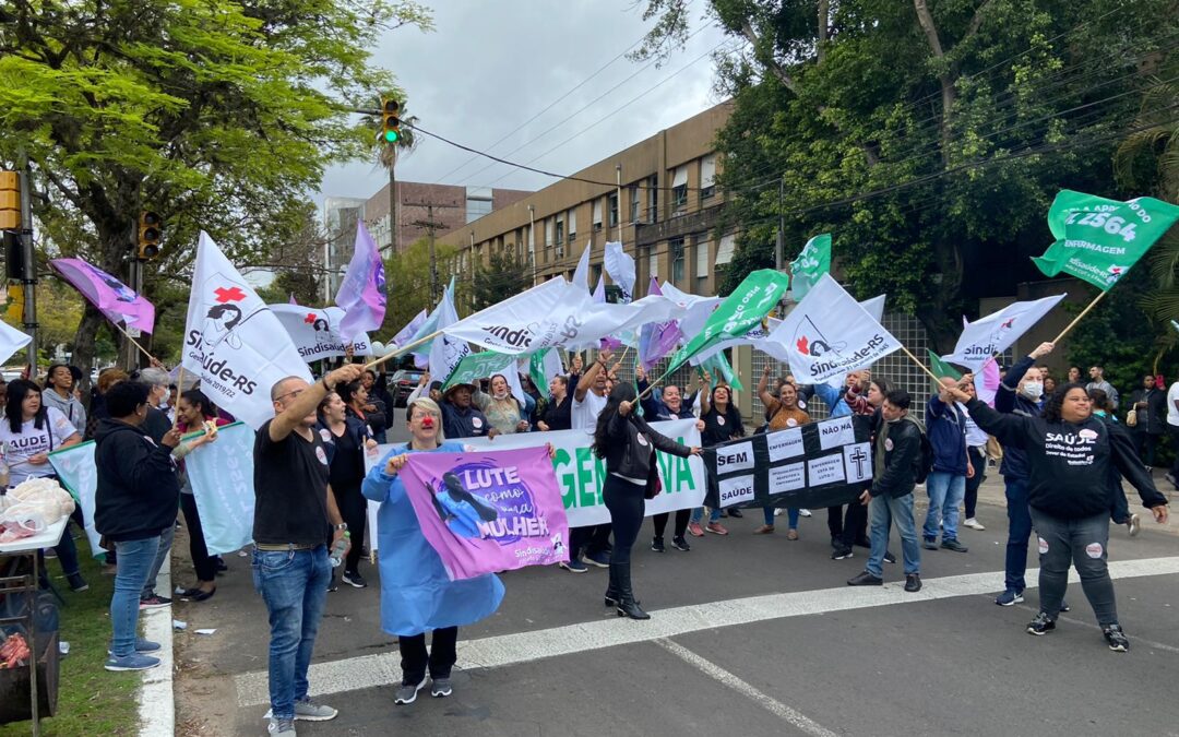 Protesto é realizado por enfermeiros e técnicos de enfermagem
