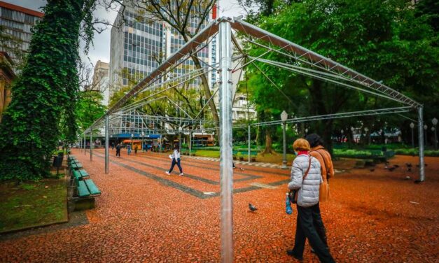 Estrutura da Feira do Livro começa a ser montada em Porto Alegre