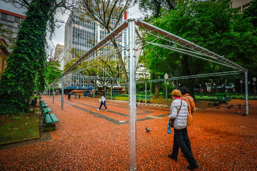 Estrutura da Feira do Livro começa a ser montada em Porto Alegre