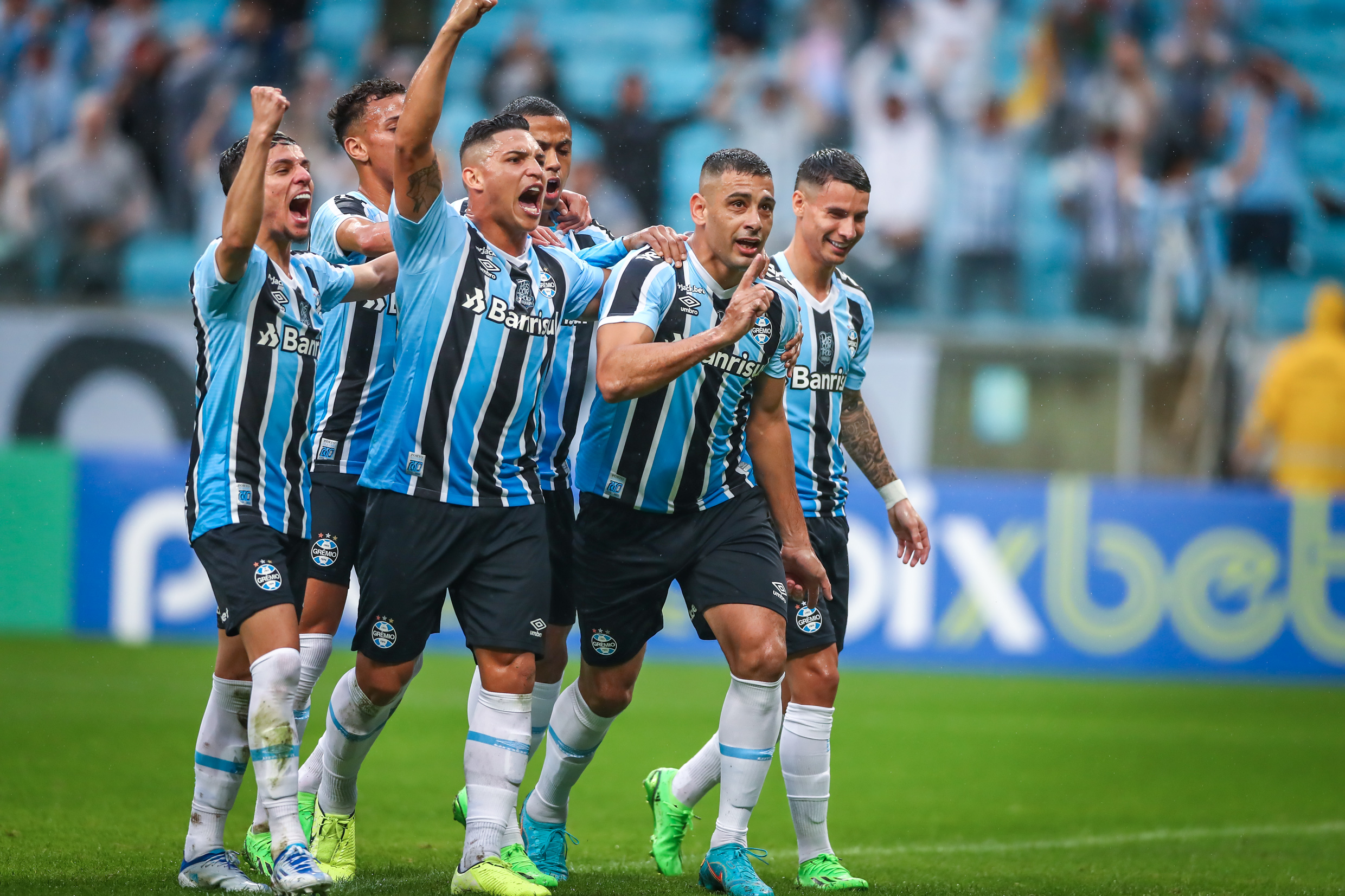 Grêmio faz 3 a 0 no Tombense, completa 12 jogos sem perder e se