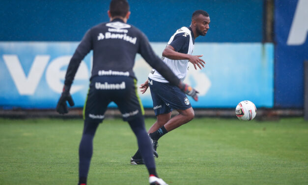 Léo Gomes supera Rodrigo Ferreira na hierarquia e se torna reserva imediato da lateral-direita do Grêmio