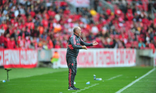 Com Mauricio lesionado, Mano terá Liziero ou Edenílson para suprir a ausência