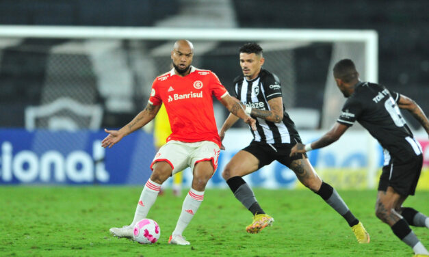 De volta à equipe titular, Rodrigo Moledo é destaque contra o Botafogo
