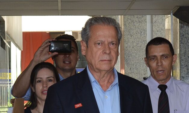 José Dirceu é hostilizado em campanha de rua para Lula