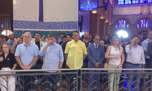 Bolsonaro assiste à missa no Santuário Nacional de Aparecida