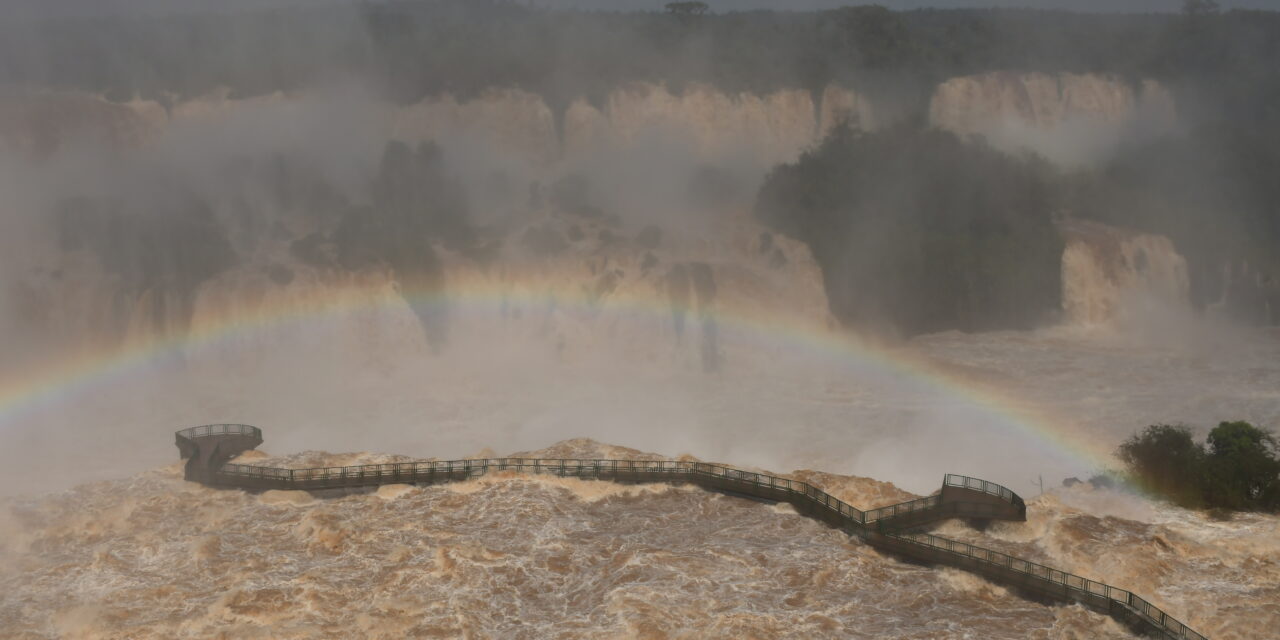 Recorde de vazão de água faz passarelas das Cataratas do Iguaçu serem interditadas