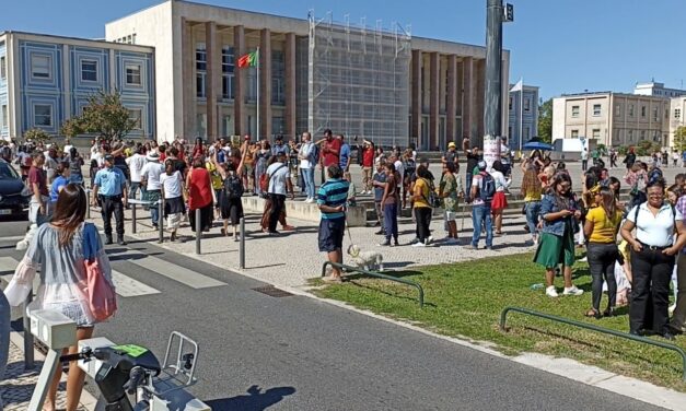 Eleitores brasileiros se manifestam em torno da Universidade de Lisboa