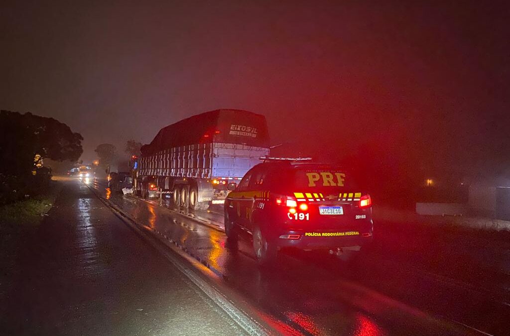 Acidente entre carro e caminhão resulta em morte na BR 386