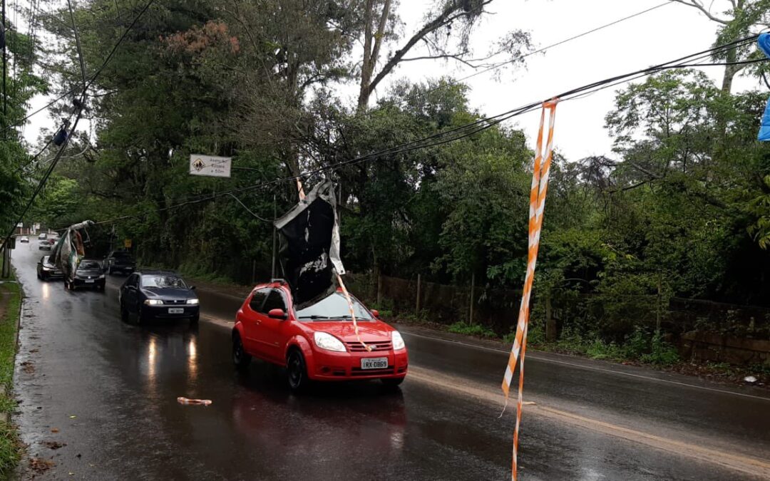 Fios de telefonia em estradas prejudicam motoristas em Porto Alegre