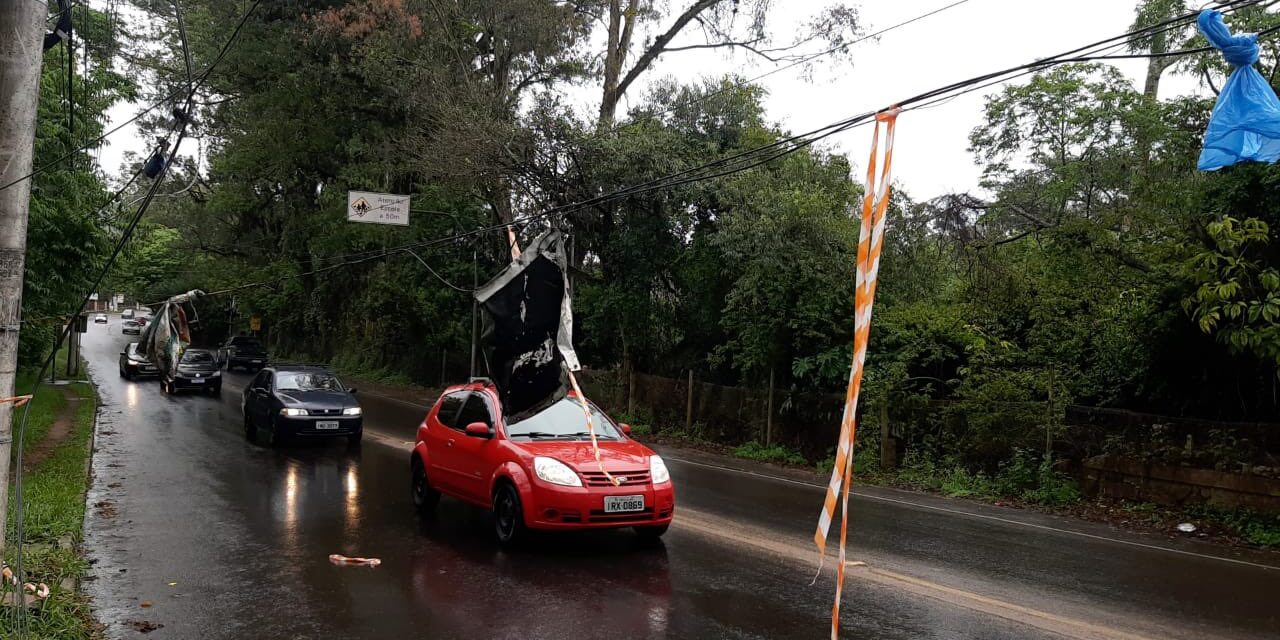 Fios de telefonia em estradas prejudicam motoristas em Porto Alegre
