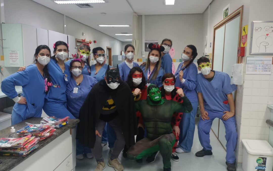 Vestidos de super-heróis, alpinistas visitam pacientes internados no Hospital da Criança Santo Antônio
