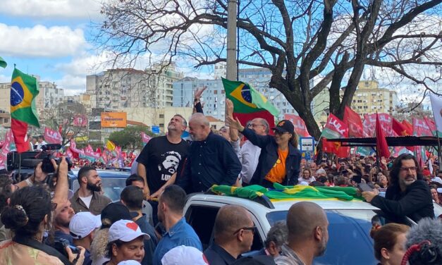 Candidato à presidência, Luiz Inácio Lula da Silva, realiza caminhada com apoiadores em Porto Alegre