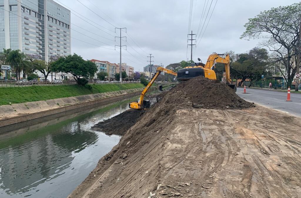 Limpeza do Arroio Dilúvio já retirou o equivalente a 14 piscinas olímpicas cheias de sujeira