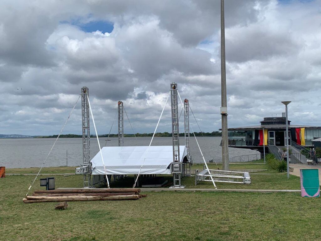 Oktoberfest começa a tomar forma: estruturas dos dois palcos estão sendo  montadas na Orla