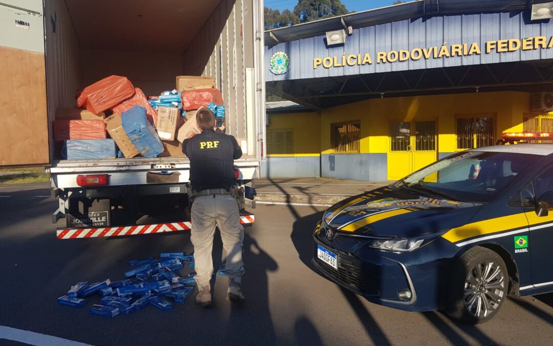 PRF apreende 75 mil maços de cigarros contrabandeados em Veranópolis; cinco pessoas foram presas