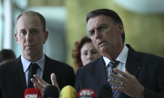 Polícia Federal faz buscas na casa de Bolsonaro e apreende celular do ex-presidente