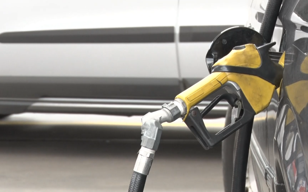 Após 15 semanas, preço da gasolina volta a subir, diz ANP