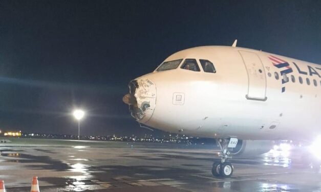 Temporal danifica “nariz” e parabrisa de avião; vídeo mostra passageiros assustados