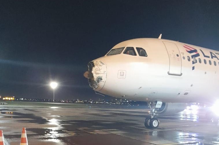 Temporal danifica “nariz” e parabrisa de avião; vídeo mostra passageiros assustados