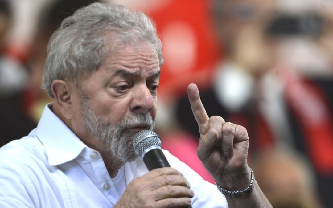 Lula afirma que quer cobrar mais impostos dos ricos, caso eleito