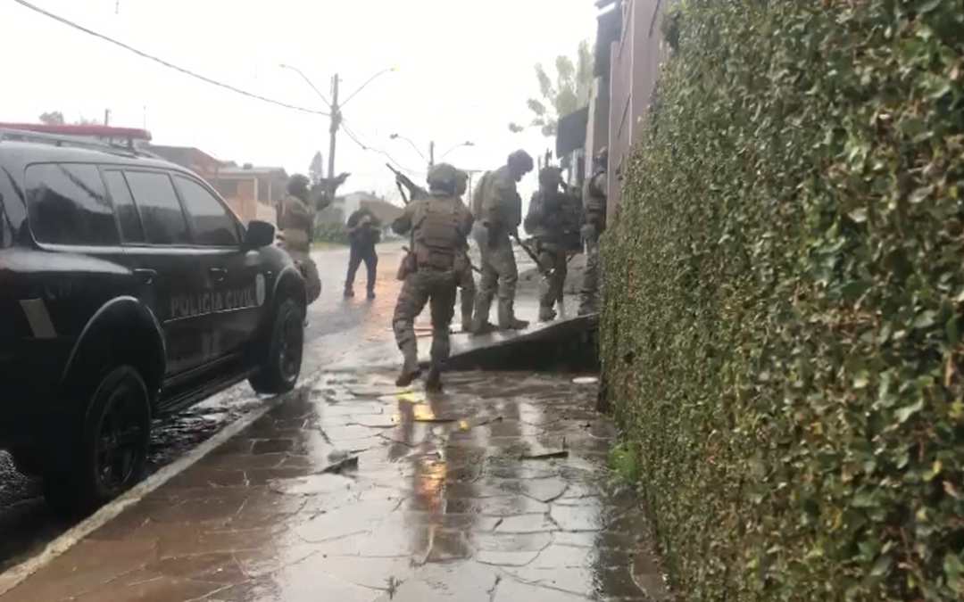 Operação cumpre 39 ordens de prisão contra suspeitos de aplicar o golpe dos nudes no RS