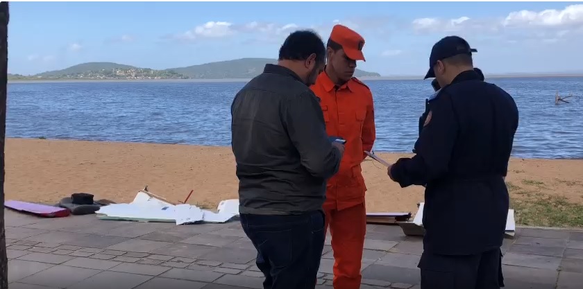 Bombeiros fazem busca de piloto de monomotor que caiu no Guaíba