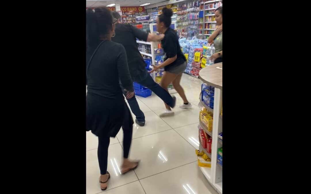 Vídeo mostra mulher sendo agredida por seguranças e tendo  a perna quebrada em farmácia de Porto Alegre