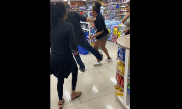 Vídeo mostra mulher sendo agredida por seguranças e tendo  a perna quebrada em farmácia de Porto Alegre