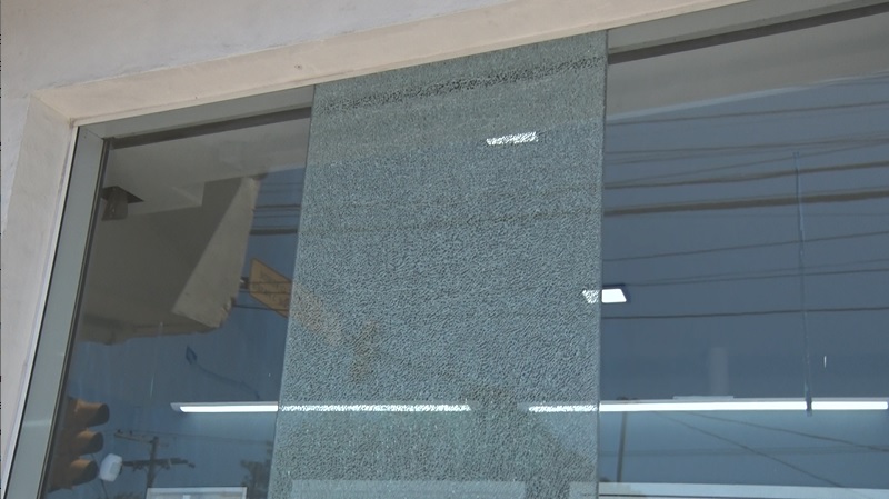 Estabelecimentos comerciais têm vidraças quebradas durante a madrugada em Porto Alegre