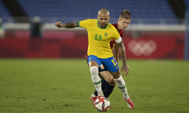 Com convocação contestada por torcida, Daniel Alves não joga desde setembro