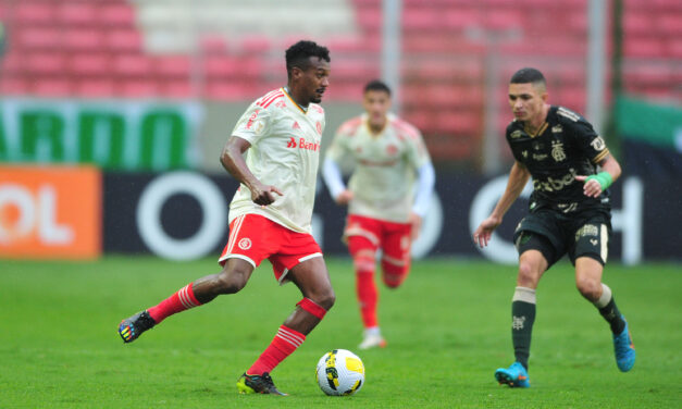 Edenílson torce tornozelo e é dúvida contra Athletico-PR