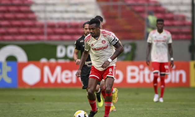 Apesar de críticas, Edenílson termina o ano como um dos jogadores que mais atuou com a camisa colorada: “nunca deixei de trabalhar”