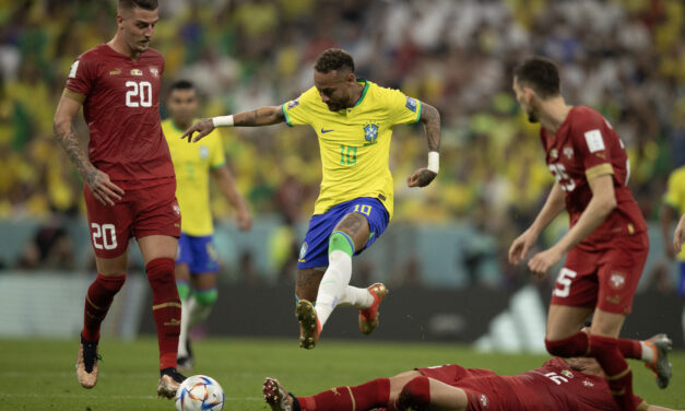 Lesionado, Neymar assiste ao jogo do Brasil em hotel da delegação