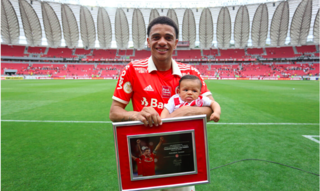 Taison completa 200 jogos com a camisa do Inter e é homenageado