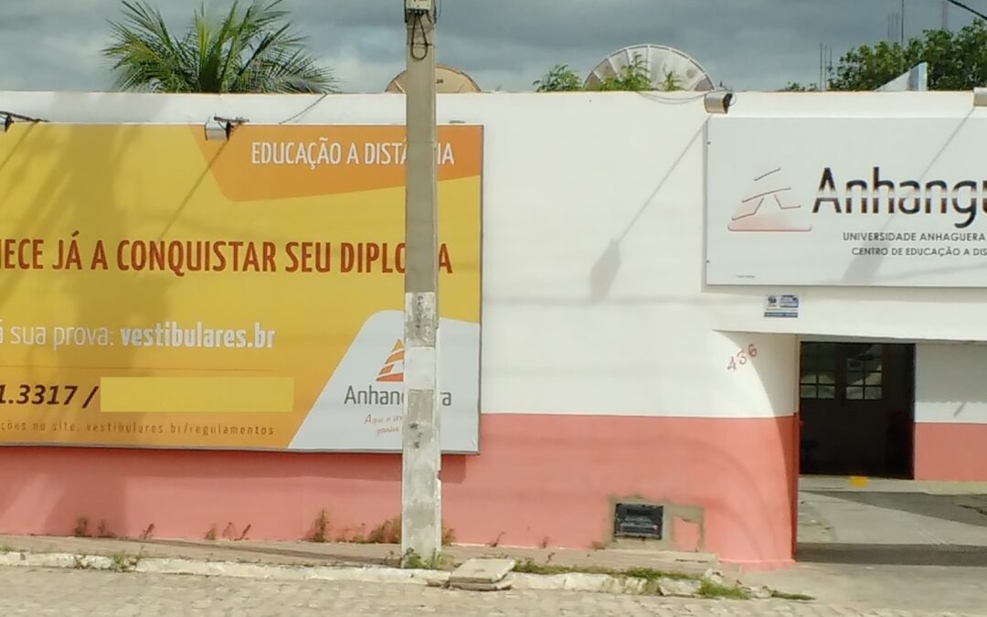 Gigante do mercado da Educação tem dívida milionária e vê ações despencarem