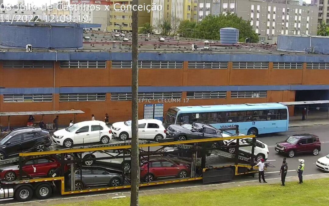 Caminhão tipo “cegonheira” fica preso embaixo de passarela