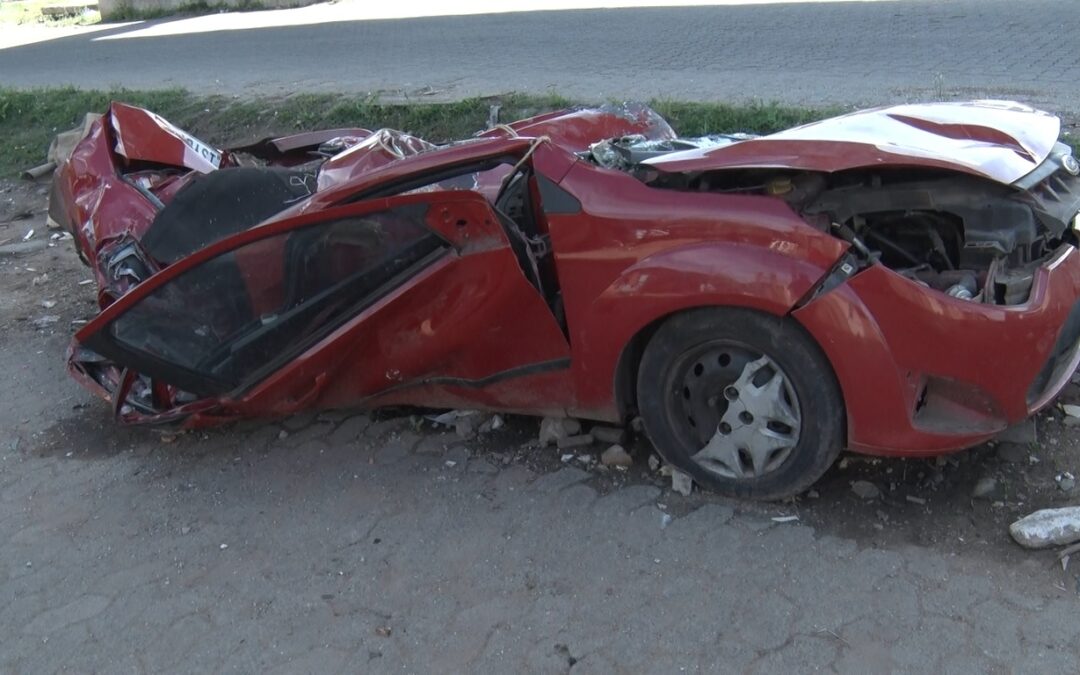 Acidente esmaga carro na Zona Norte de Porto Alegre