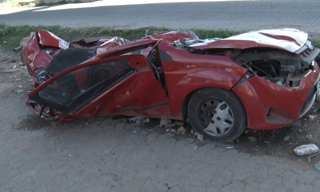 Acidente esmaga carro na Zona Norte de Porto Alegre